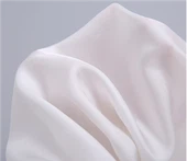 Witte zijden keperstof